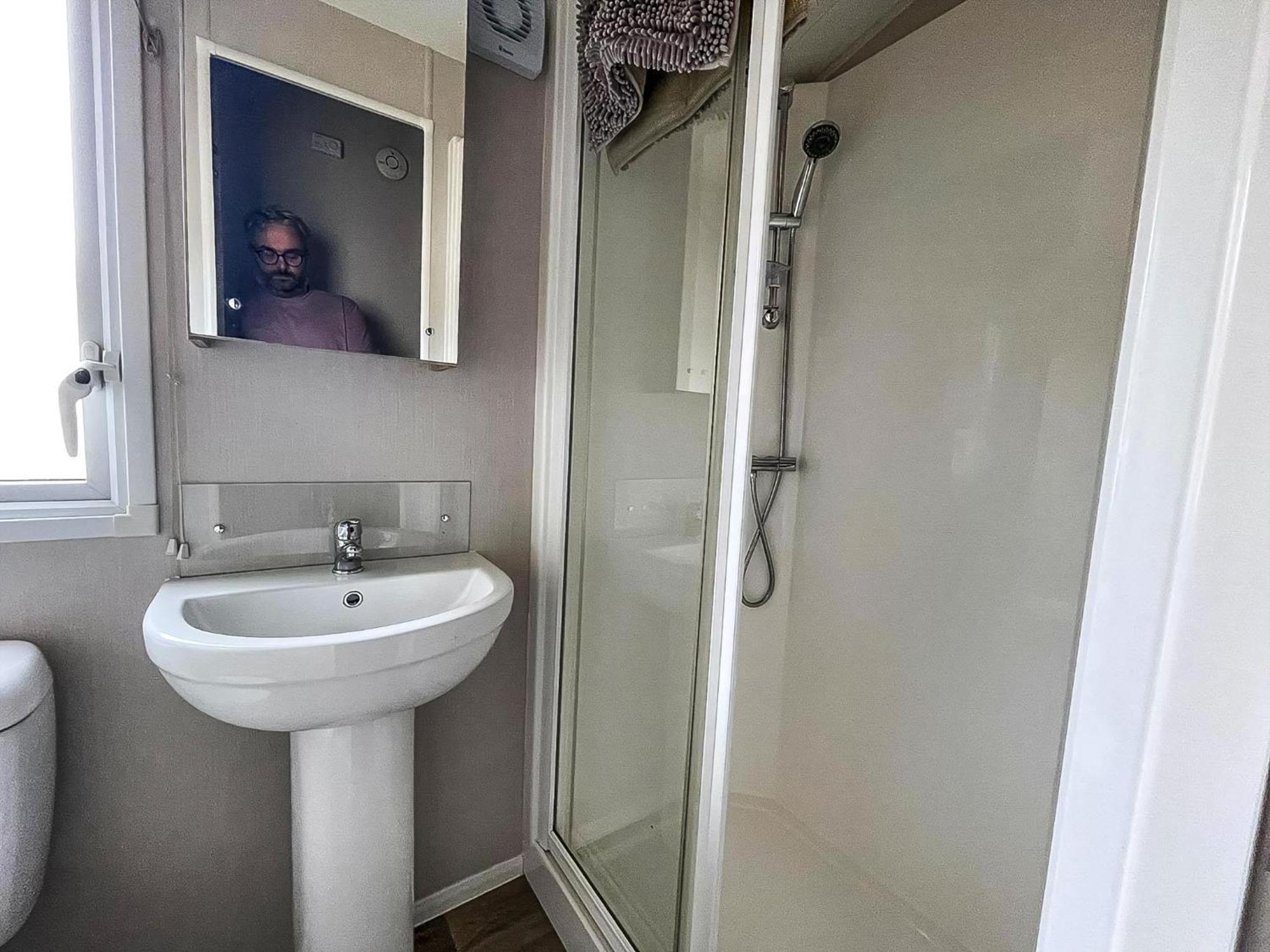 Beautiful Caravan For Hire With A Partial Sea View In Suffolk Ref 32042Az Lowestoft Exterior photo