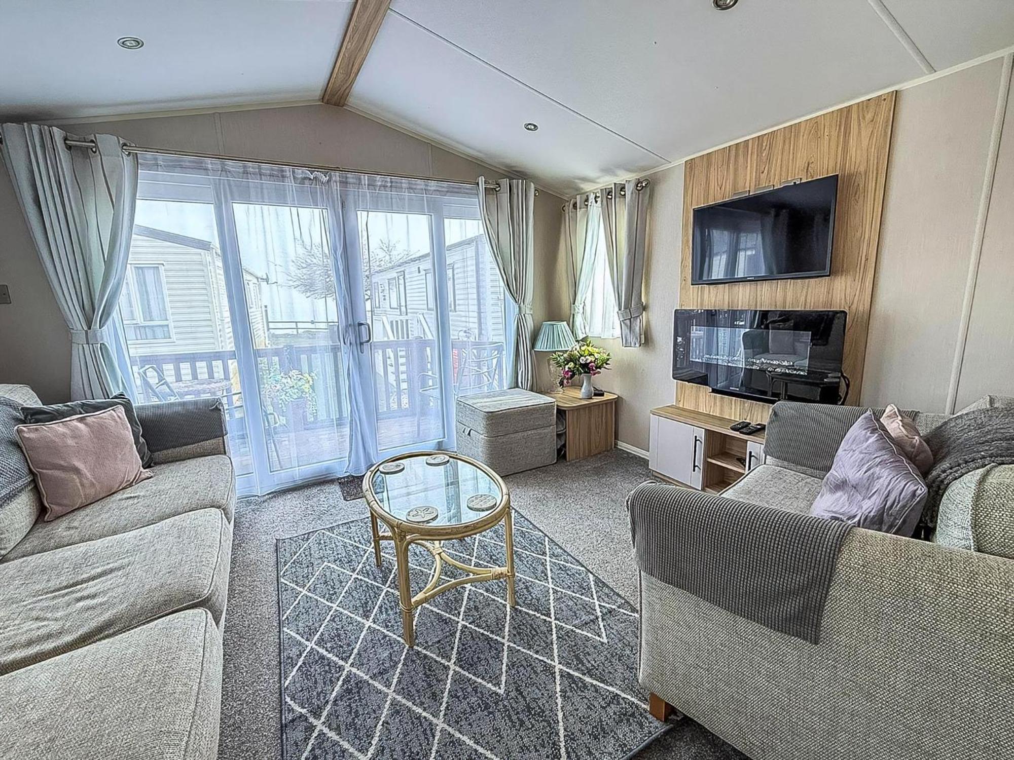 Beautiful Caravan For Hire With A Partial Sea View In Suffolk Ref 32042Az Lowestoft Exterior photo