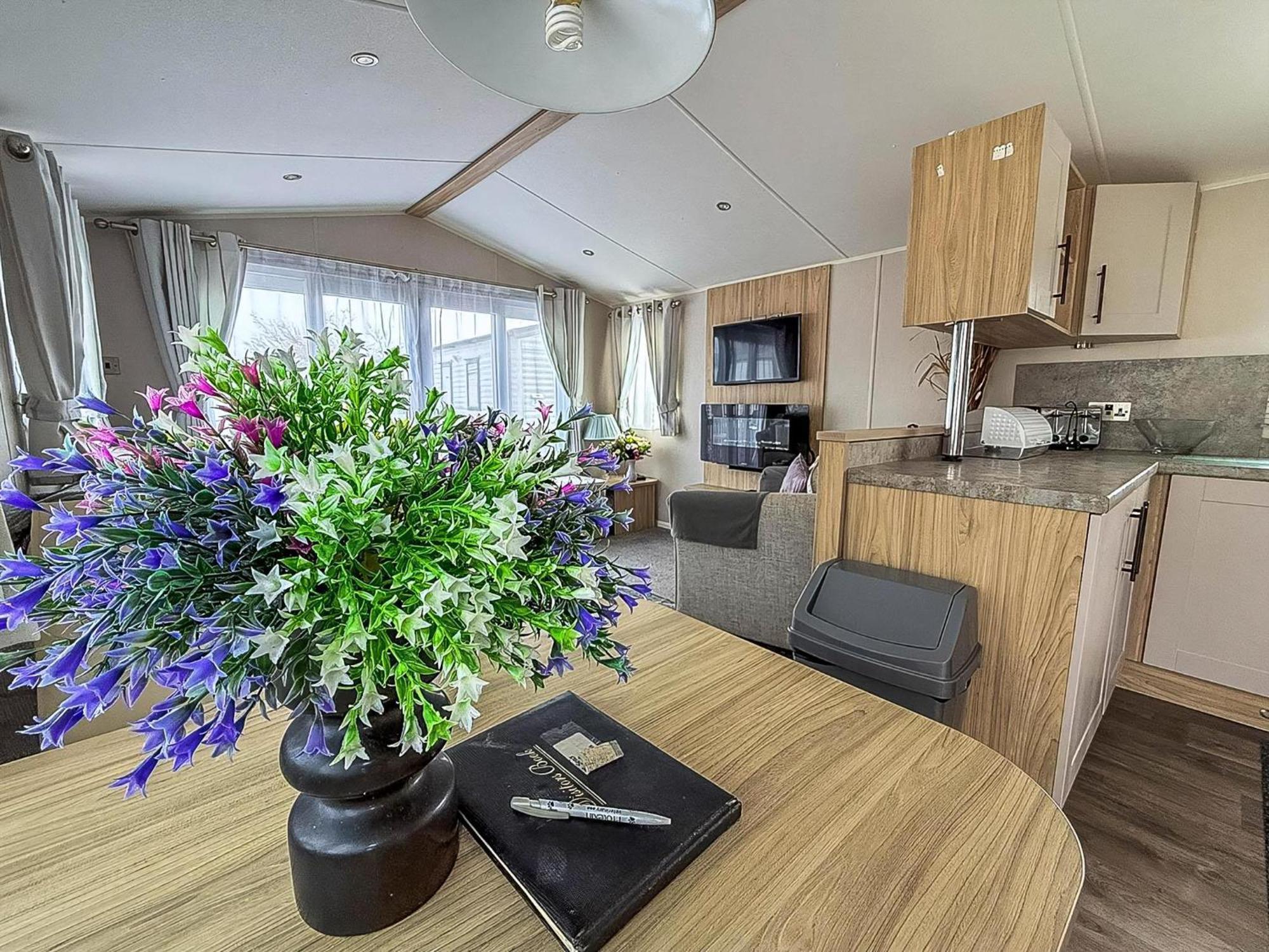 Beautiful Caravan For Hire With A Partial Sea View In Suffolk Ref 32042Az Lowestoft Exterior photo